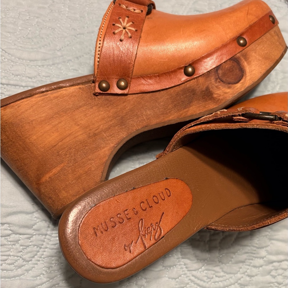 Women’s Clogs Shoes - Picture 2 of 7
